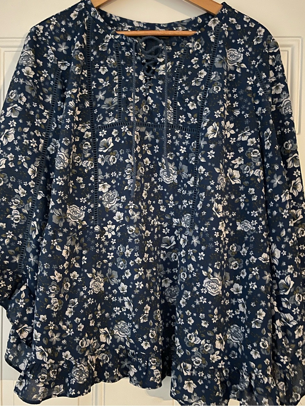 Navy Floral Tie-Neck Peasant Blouse Ruffle Bottom Diagonal Curled 1X DG2